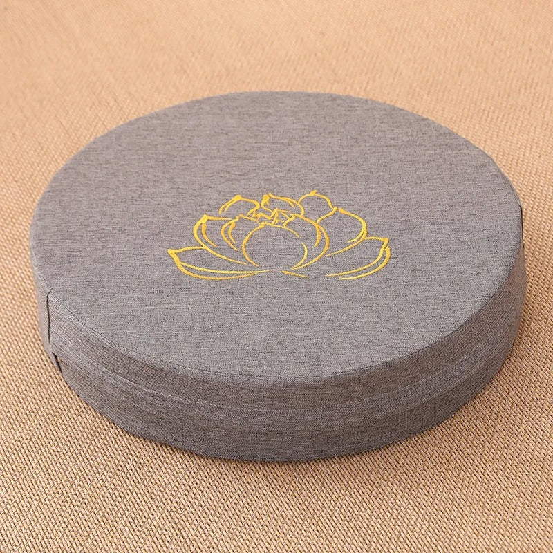 Almofada de Meditação em Linho com Bordado de Lótus – Tatami 40x6cm Lavável