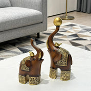 Kit 2 Esculturas de Elefante em Resina com Acabamento Madeira e Dourado