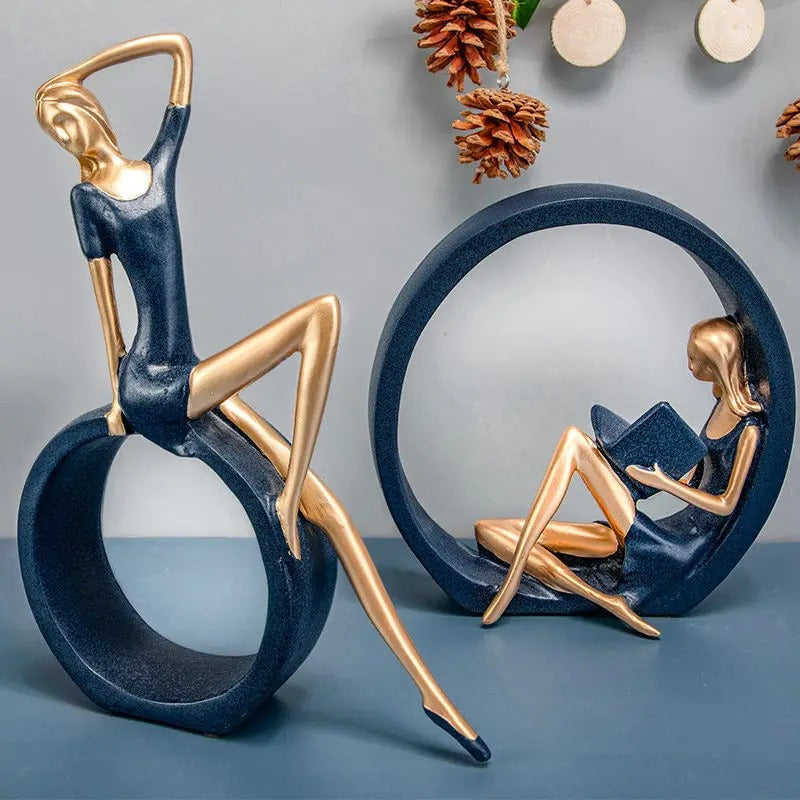 Kit com 2 Esculturas Decorativas Leitoras em Resina – Azul e Dourado