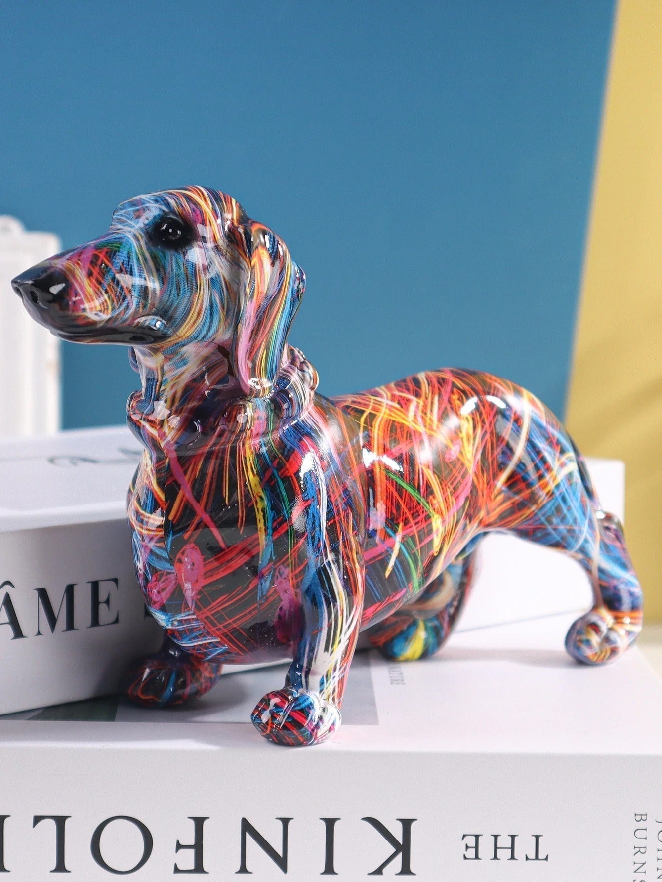 Escultura Decorativa Dachshund em Resina com Pintura Graffiti