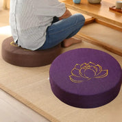 Almofada de Meditação em Linho com Bordado de Lótus – Tatami 40x6cm Lavável