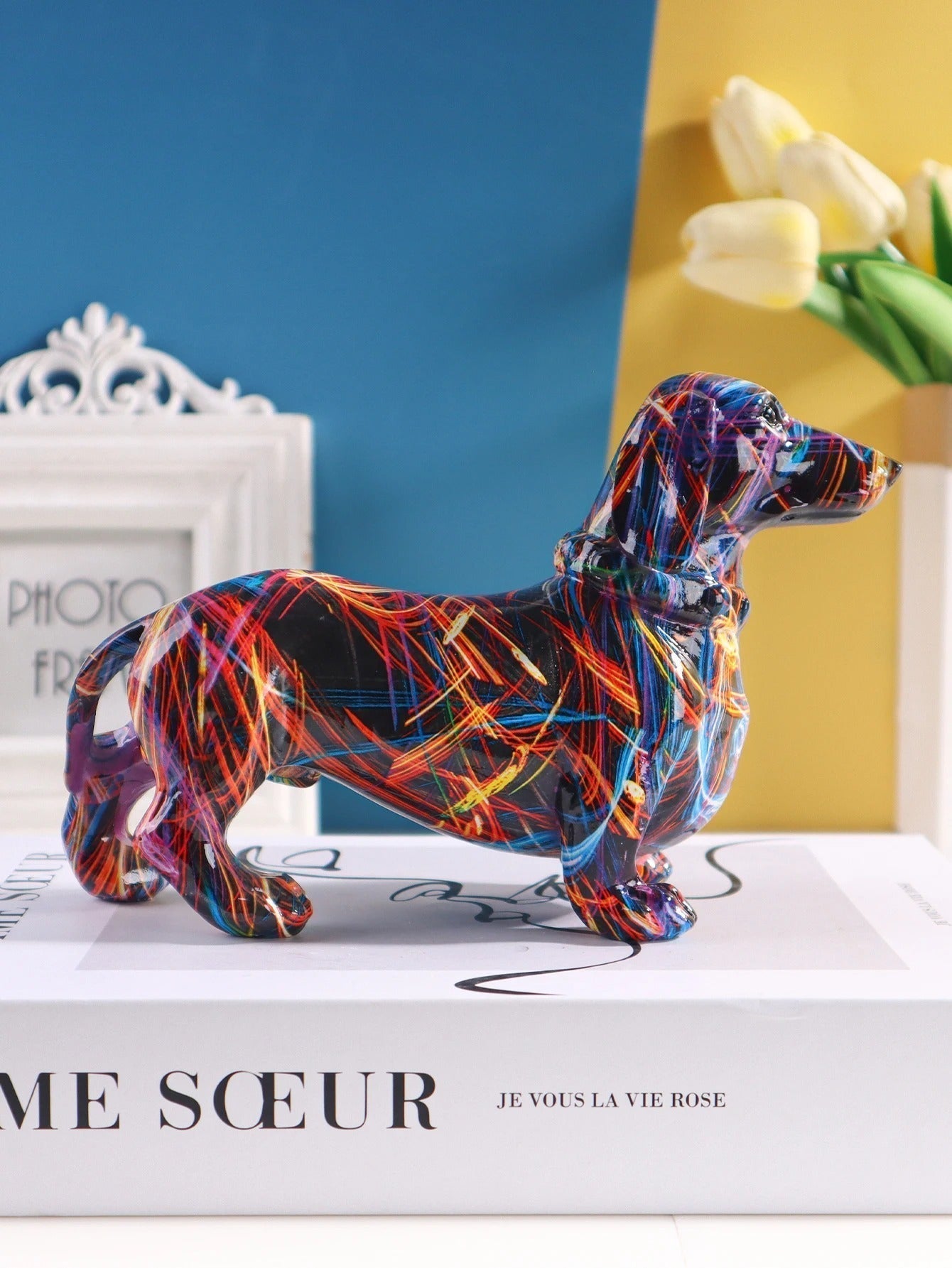 Escultura Decorativa Dachshund em Resina com Pintura Graffiti