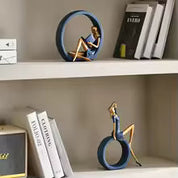Escultura Decorativa Leitora em Resina – Figura Feminina Abstrata Azul e Dourado