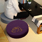 Almofada de Meditação em Linho com Bordado de Lótus – Tatami 40x6cm Lavável