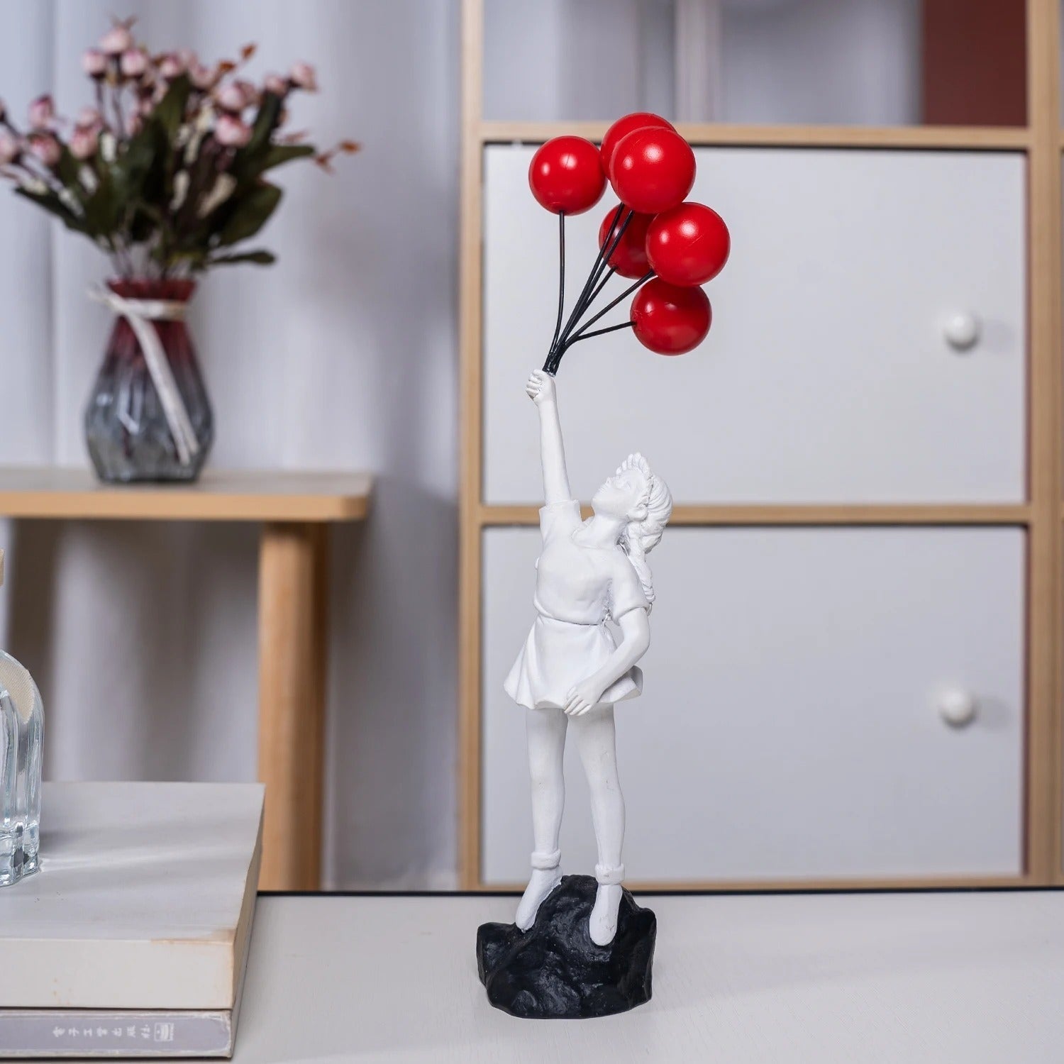 Escultura Menina com Balões em Resina – Arte de Coleção para Mesa 25cm