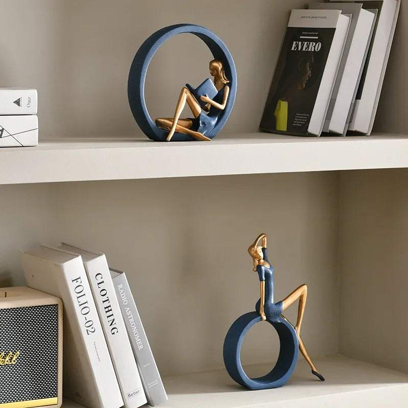 Kit com 2 Esculturas Decorativas Leitoras em Resina – Azul e Dourado