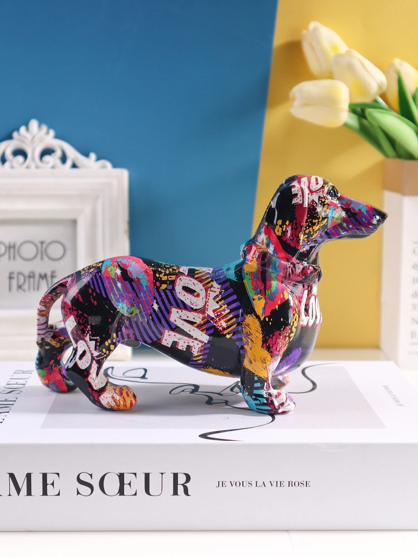 Escultura Decorativa Dachshund em Resina com Pintura Graffiti