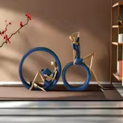 Escultura Decorativa Leitora em Resina – Figura Feminina Abstrata Azul e Dourado