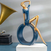 Kit com 2 Esculturas Decorativas Leitoras em Resina – Azul e Dourado