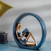 Escultura Decorativa Leitora em Resina – Figura Feminina Abstrata Azul e Dourado