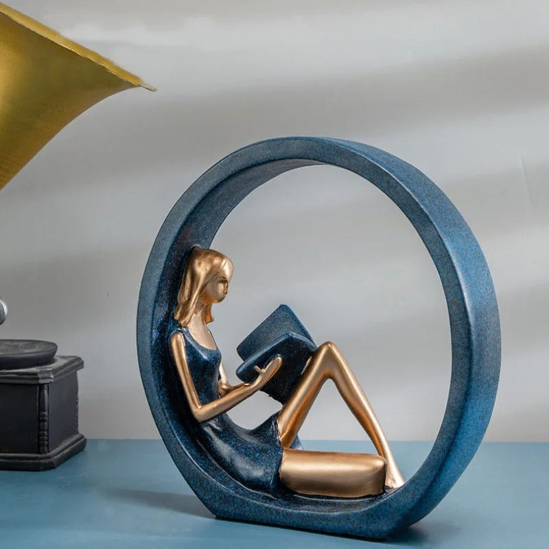 Kit com 2 Esculturas Decorativas Leitoras em Resina – Azul e Dourado
